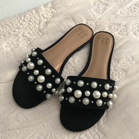 a new day Shoes - Pearl Accent Black Slide Sandals Size 6.5
